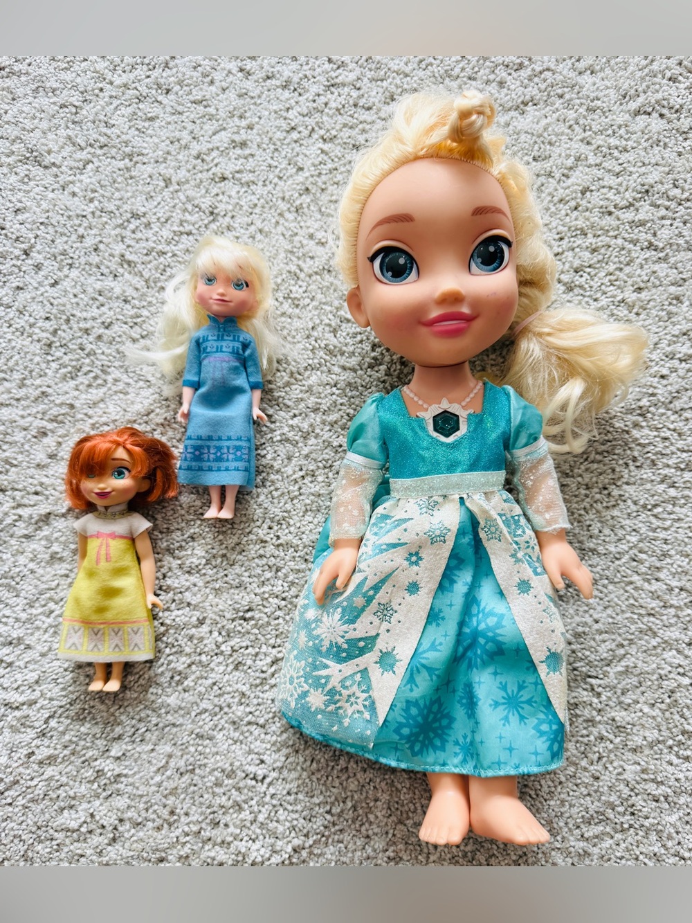 3 Frozen dolls. Big Elsa lights up and sings.  Not perfect condition.